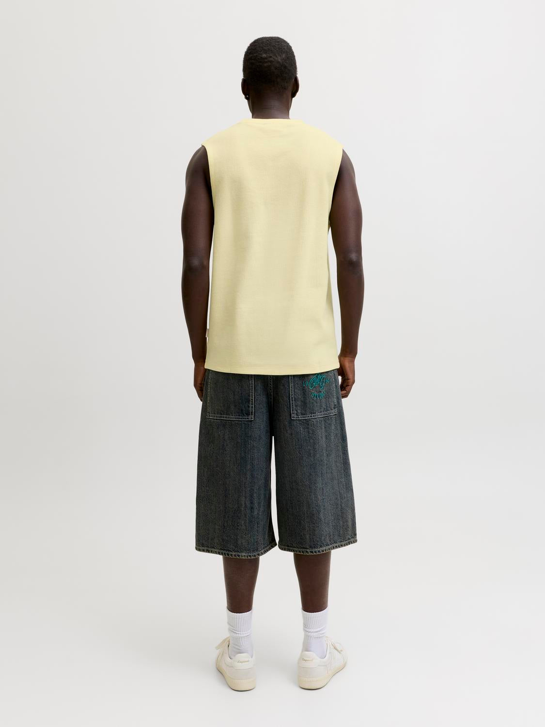 model_shot-back